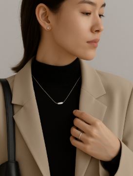 photo femme portant un colliers fins