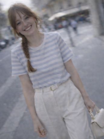 phot tenue simple Minimalisme coréen avec petit sac a main