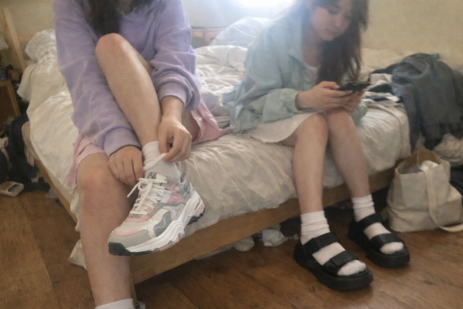 Tendances K-Fashion sneakers et sandales coréennes