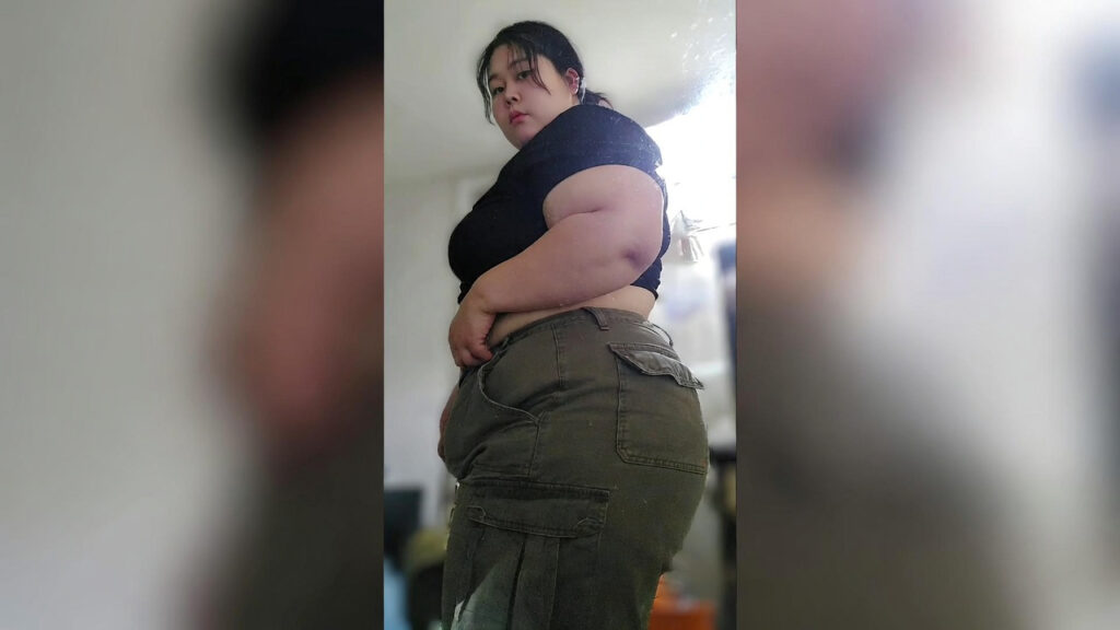 photo femme portant pantalon cargo grande taille