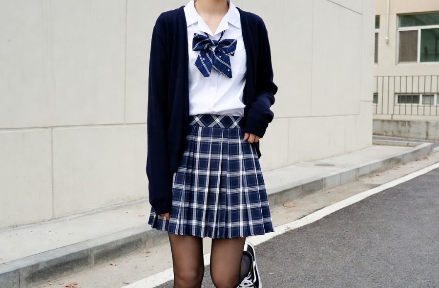 Étudiante portant une tenue chic coréenne minimaliste en marchant naturellement en ville