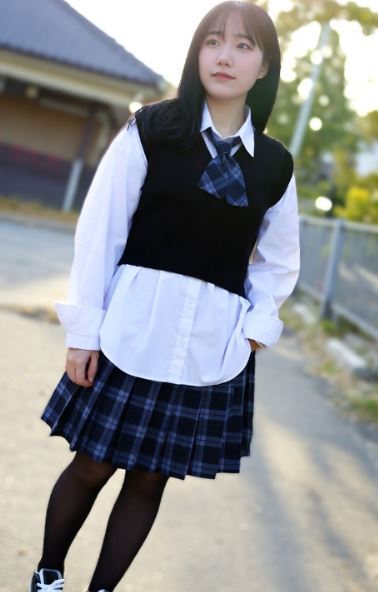 Tenue étudiante coréenne chic portée de manière naturelle dans un environnement urbain