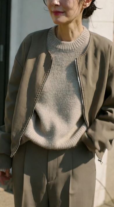 Tenue K-Fashion d’automne composée d’un pull clair et d’une veste légère dans des tons neutres