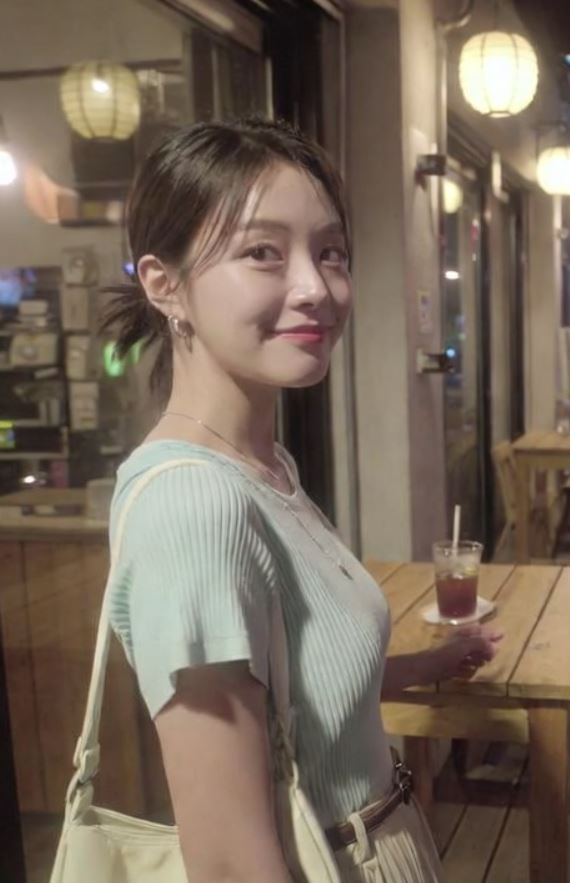 tenue été k-drama terrasse bar corée look mode coréenne