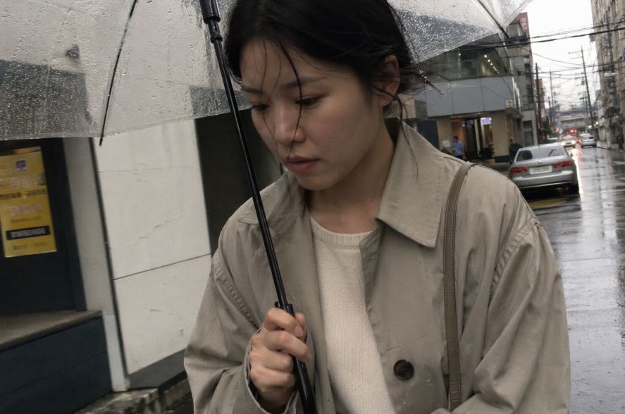 femme coréenne sous la pluie avec son parapluie