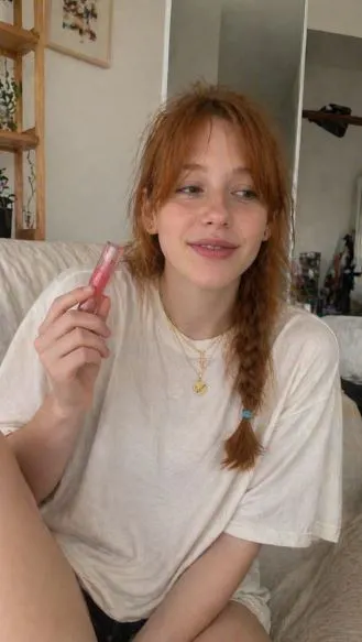 photo femme avec son rouge a lévre