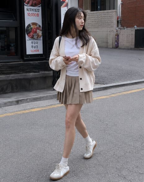 femme coréenne portant une jupe plissée