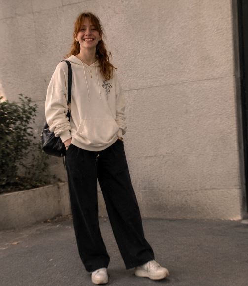 femme portant son Un Hoodie Coréen Pour Une Soirée